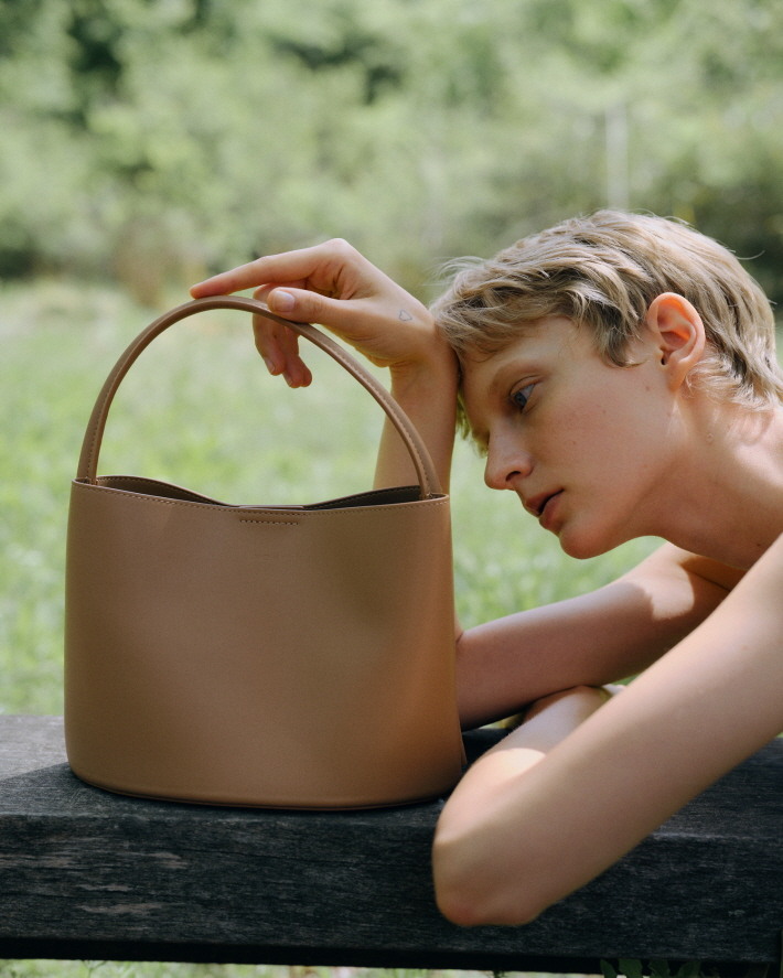 ショルダーバッグ ROH SEOUL Large Tin square tote bag Glossy caramel RLL24FA1X ROH SEOUL Large Tin square tote bag Glossy caramel RLL24FA1X